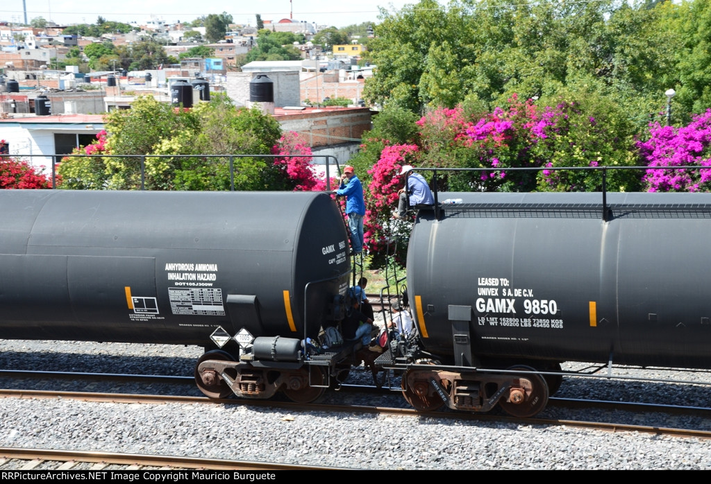 GAMX Tank car with immigrants